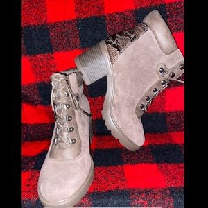 SHOW DAZZLE 7.5 snake skin booties! 😍🐍💖